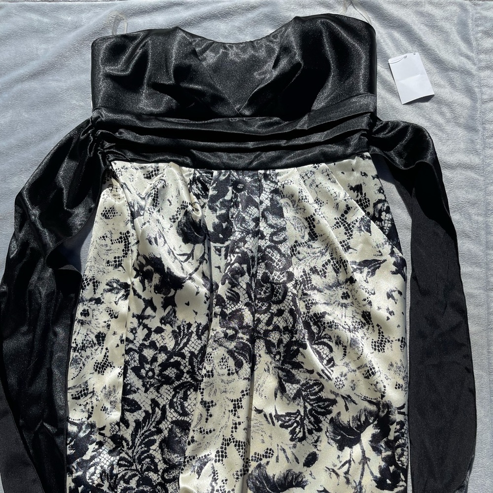 Juniors dress, new with tags, size 7 it has pockets.